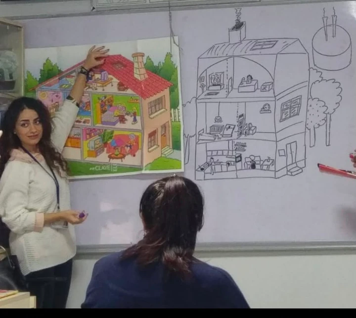 Sınıfta interaktif Fransızca dersi — tahta üzerinde ev çizimi